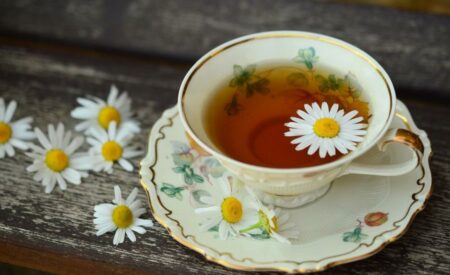 Sanft gegen Beschwerden – Diese Teesorten dürfen in keiner Hausapotheke fehlen
